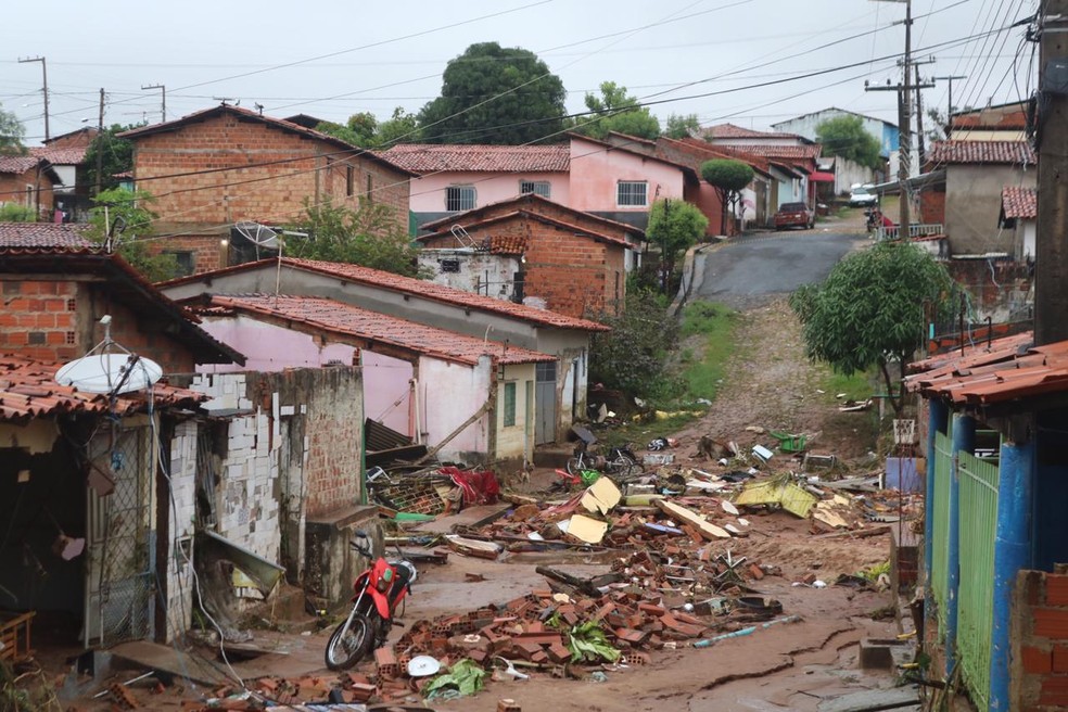 Casas foram atingidas após lagoa de clube transbordar e romper muro do terreno na Zona Sul de Teresina — Foto: Lorena Linhares/ G1 PI