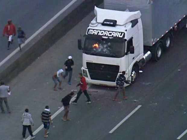 Caminhão é incendiado na Rodovia Fernão Dias (Foto: Reprodução/TV Globo)