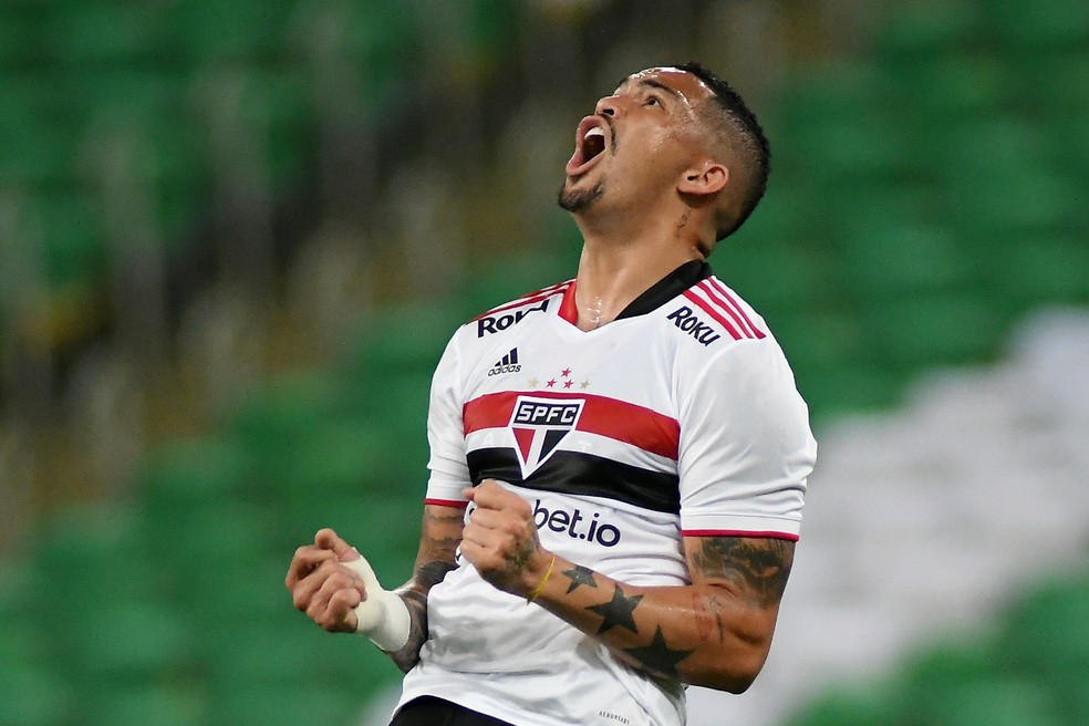 Com &quot;irritação ocular&quot;, Luciano desfalca São Paulo contra o América-MG | são paulo | ge