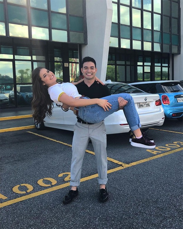 Que reencontro! Yudi pega Maisa no colo e brinca: Que reencontro! Yudi pega Maisa no colo e brinca: