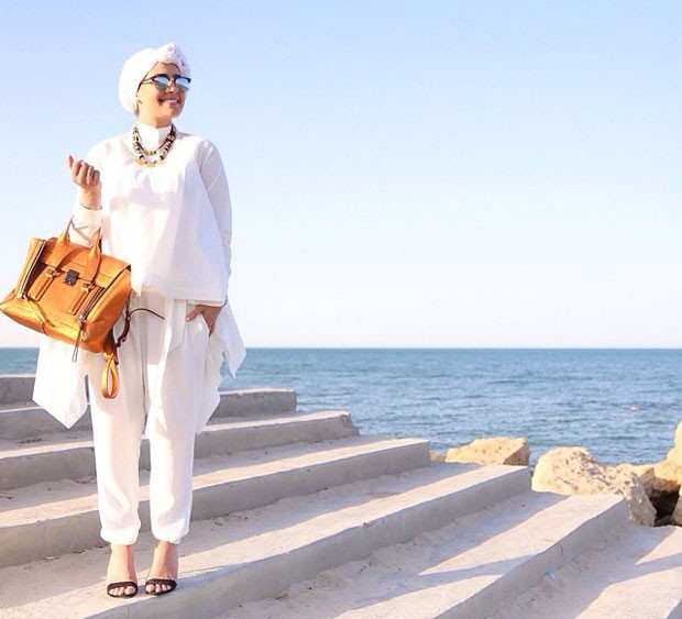 A blogueira Ascia Sarrha, que vive no Kwait e posta fotos com seus looks combinando o hijab (Foto: Reprodução / Instagram)