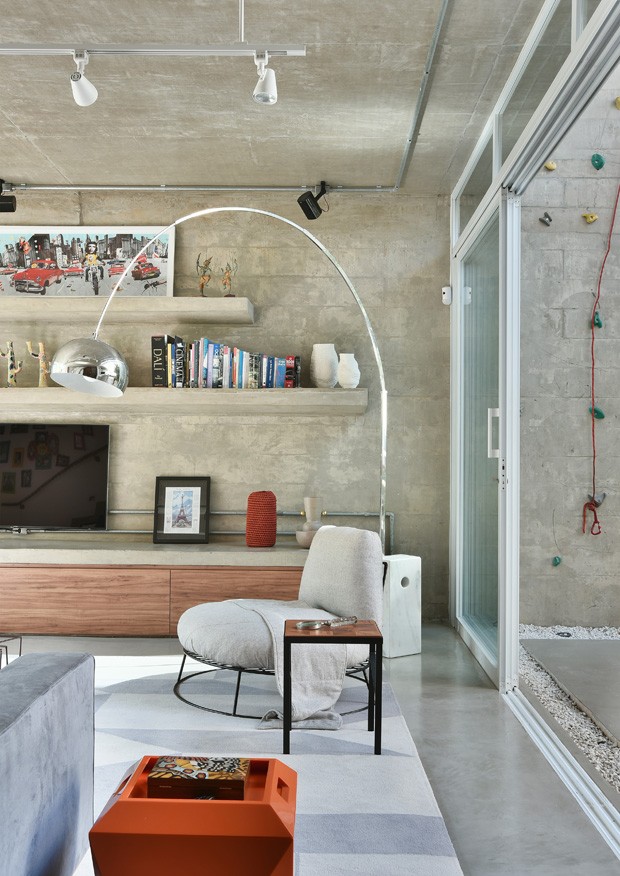 Décor do dia: concreto e muita luz natural na sala de estar (Foto: Edson Ferreira/Divulgação)