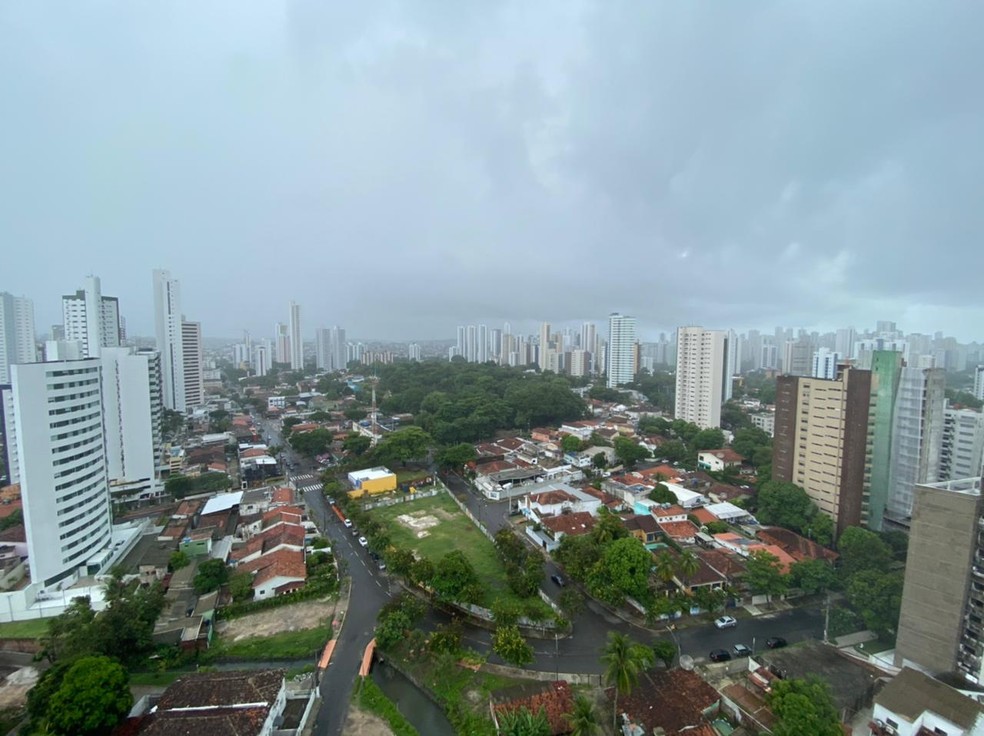 Chuva nos bairros do Parnamirim e Casa Forte, na Zona Norte do Recife — Foto: Pedro Alves/G1