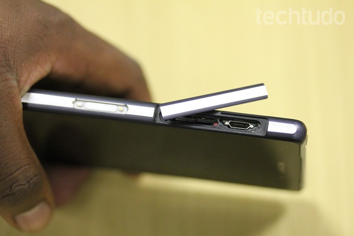 Puxe a tampa para abrir a entrada do Xperia Z2 (Foto: Carol Danelli/TechTudo)