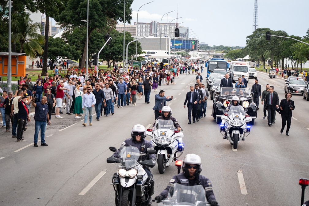Público acompanha ensaio da posse presidencial que movimentou a Esplanada dos Ministérios nesta sexta-feira (30) — Foto: Fábio Tito/g1