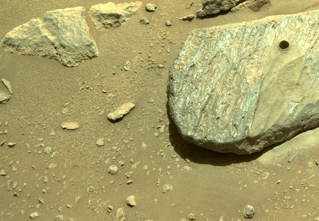 O Perseverance tirou uma foto da rocha após recolher a amostra (Foto: NASA/JPL-Caltech)
