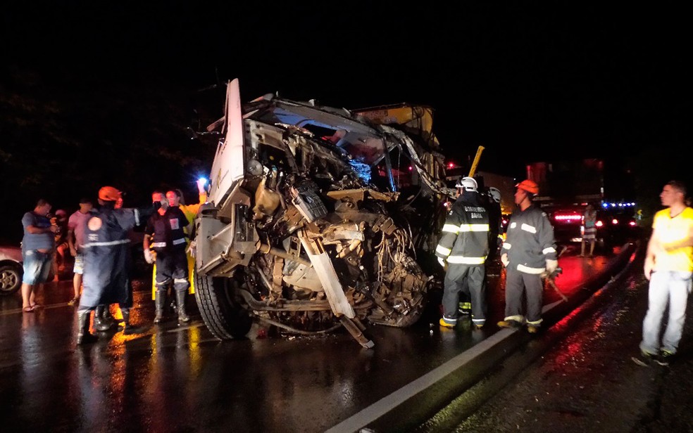 Batida entre caminhão e carreta deixou homem de 52 anos morto na Bahia (Foto: Blogbraga/Repórte Ivonaldo Paiva)