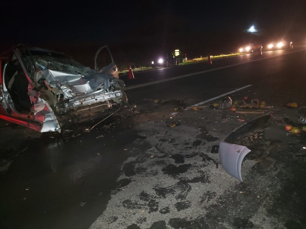 Caminhão de manga cruza a pista de rodovia e atinge carro em Iacri — Foto: João Trentini/Divulgação