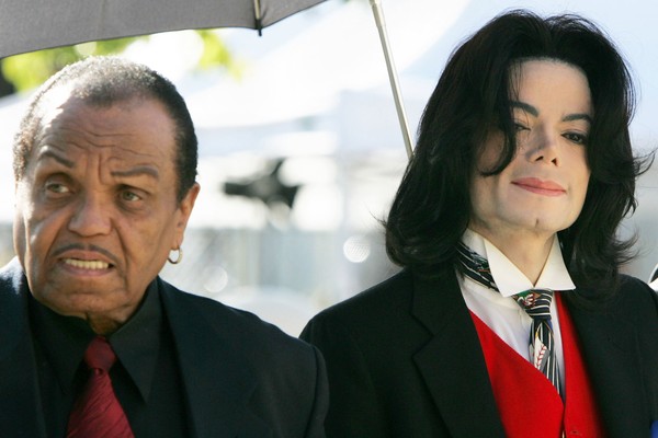 A demissão de Joseph Jackson em 1979 por Michael Jackson foi um dos fatores que levaram ao término da banda Jackson 5. Sem o pai como agente, ele teve uma carreira solo muito bem sucedida (Foto: Getty Images)