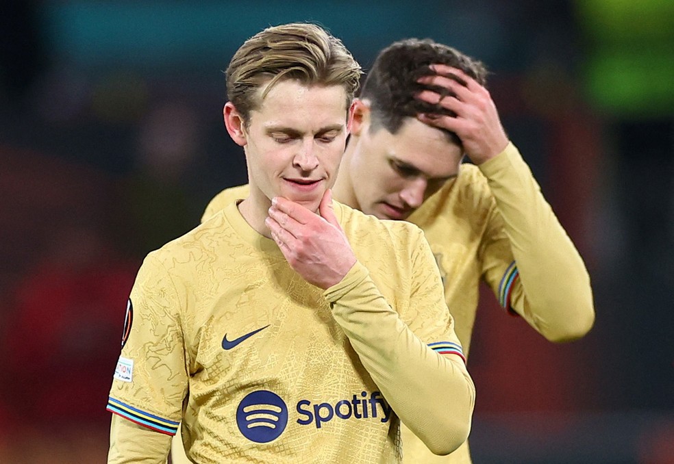 Frenkie de Jong e Christensen lamentam eliminação do Barcelona da Liga Europa — Foto: Reuters
