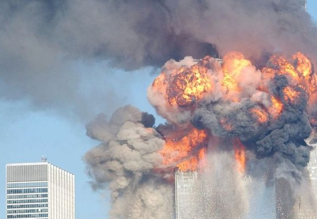 As torres resistiram vários minutos antes de cair (Foto: Getty Images via BBC)