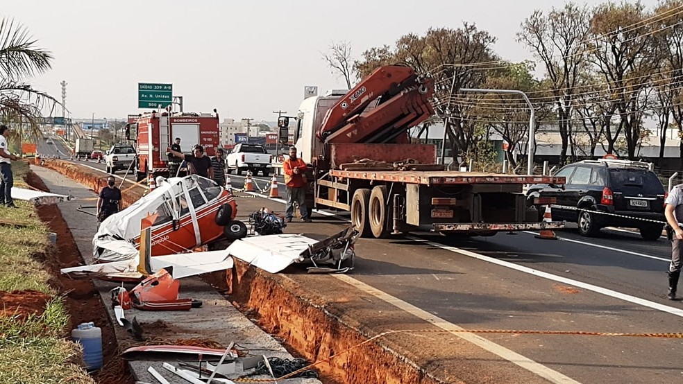 Por volta das 16h, avião de pequeno porte começou a ser desmontado por técnico do Aeroclube de Bauru — Foto: Fernando Savioli/TV TEM