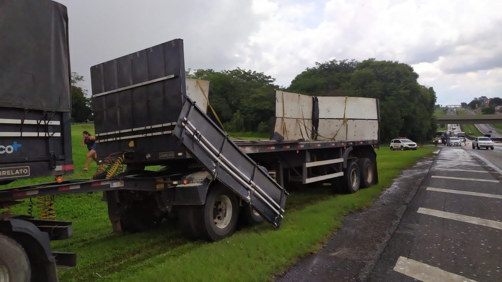 Caminhão carregado com pó de arroz se envolve em acidente em São Carlos — Foto: São Carlos Agora