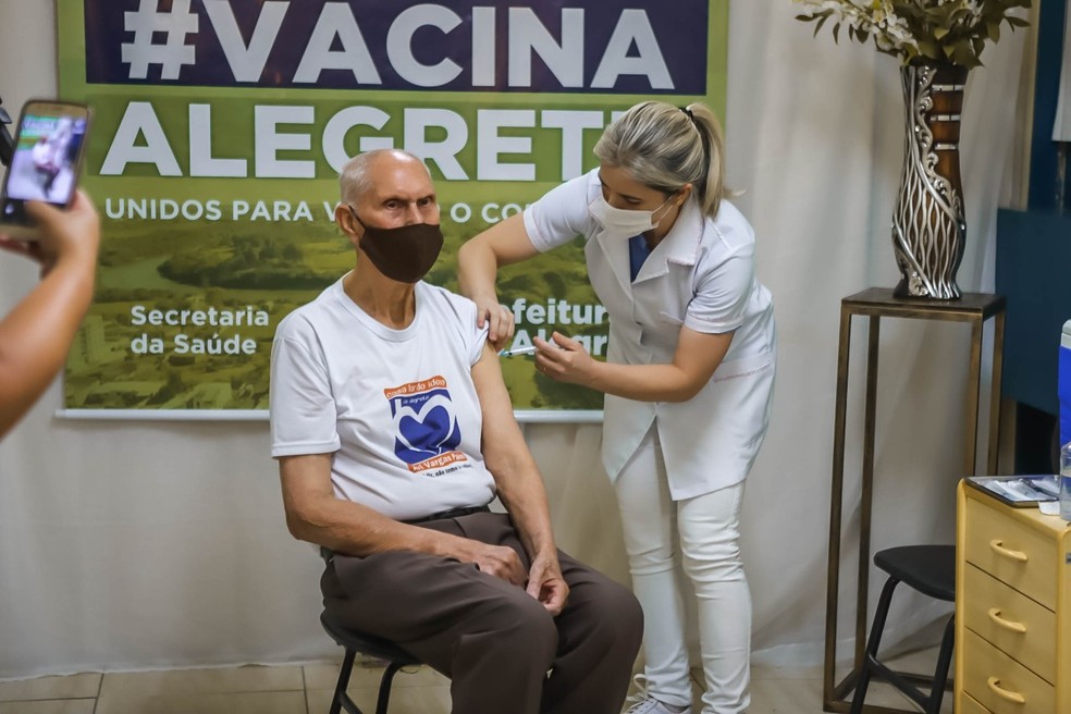 Idosos residentes de ILPIs, segundo a prefeitura, já foram vacinados em Alegrete — Foto: Divulgação/Prefeitura de Alegrete