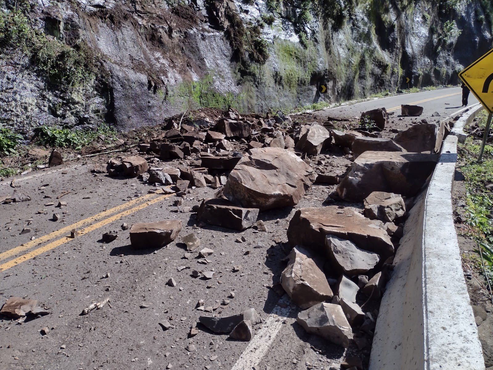 Deslizamento de pedras bloqueia trânsito na BR-116, em Caxias do Sul