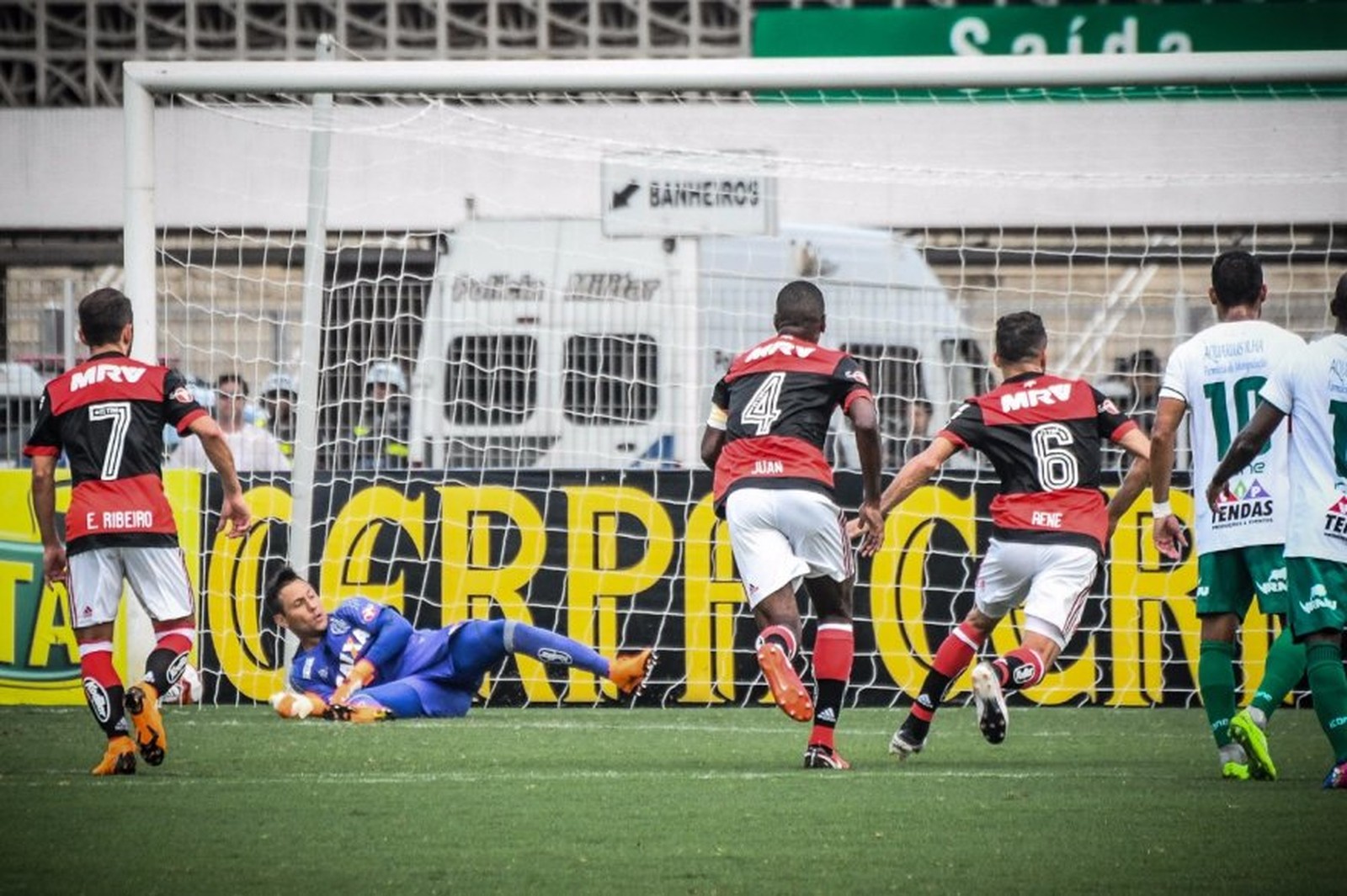 Diego Alves ameniza importância da sua defesa de pênalti em goleada do Flamengo