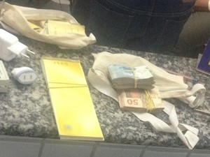 Desempregado achou R$ 7 mil, cheques e outros objetos em mochila na BR-232 (Foto: Kamylla Lima/G1)