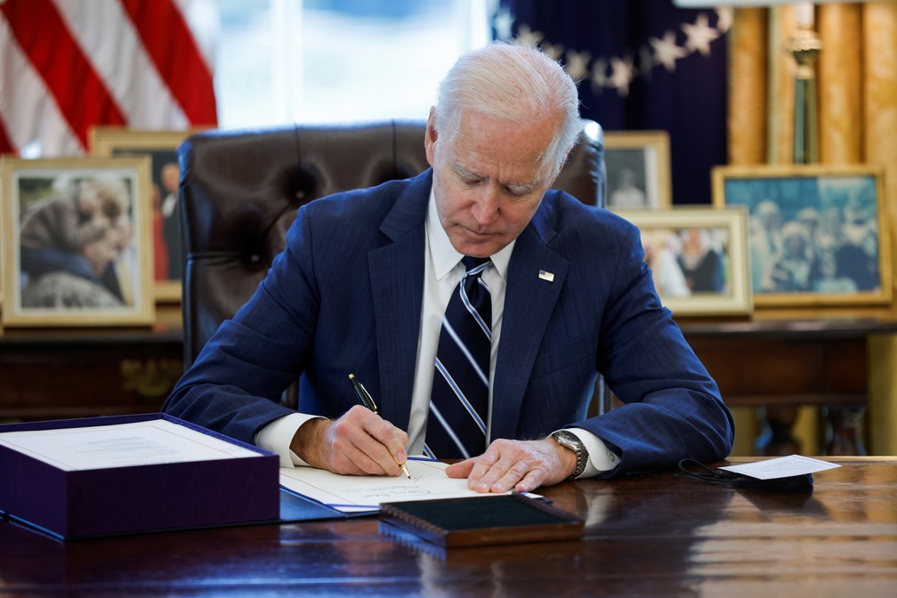 Presidente Joe Biden assina pacote de estímulos econômicos de US$ 1,9 trilhão, o terceiro plano aprovado como alívio dos efeitos da pandemia do coronavírus no país. — Foto: REUTERS/Tom Brenner
