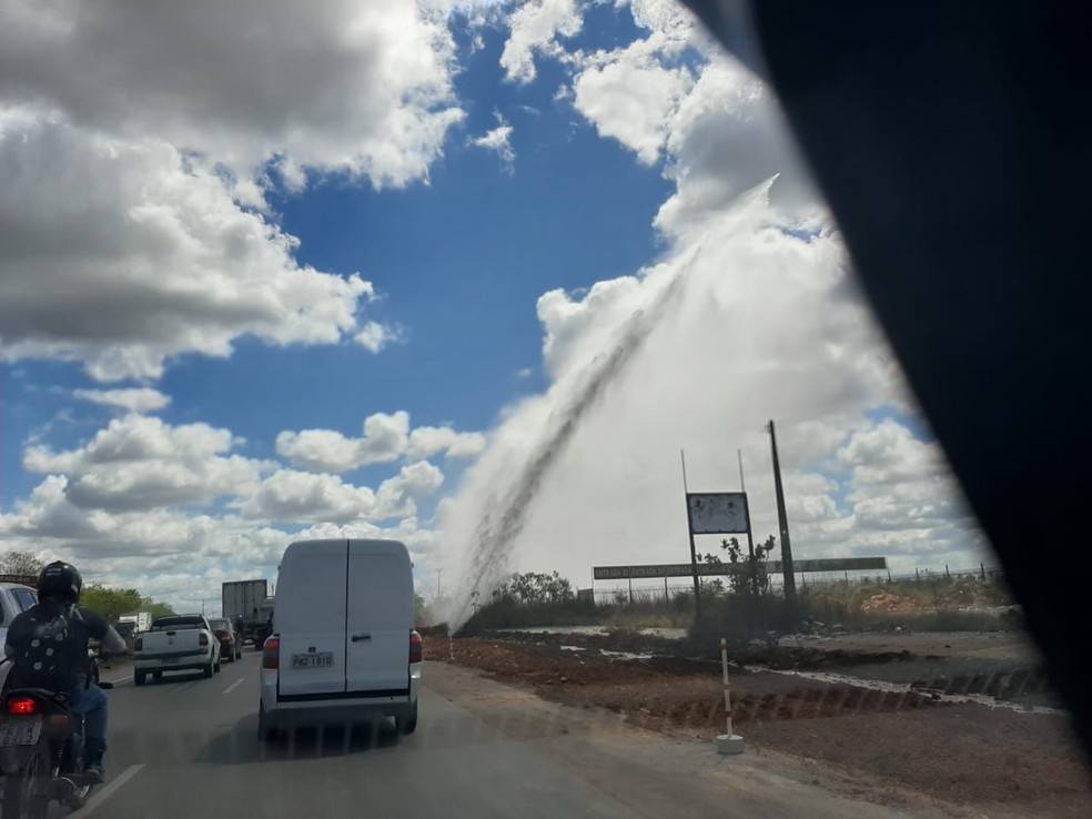 Jato d'água se forma após vazamento em tubulação da Cagece, no Anel Viário, na Grande Fortaleza. — Foto: Arquivo Pessoal