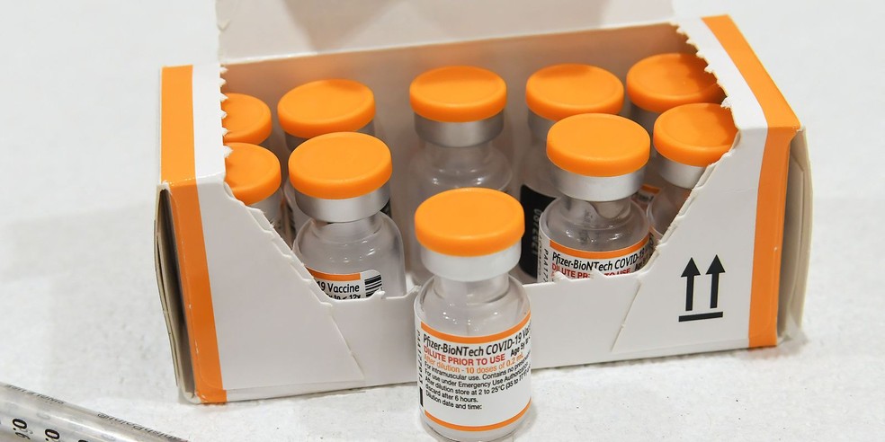 Doses pediátricas da Pfizer tem tampa laranja e são destinadas para crianças de 5 a 11 anos, incluindo reforço.  — Foto: SES/Divulgação