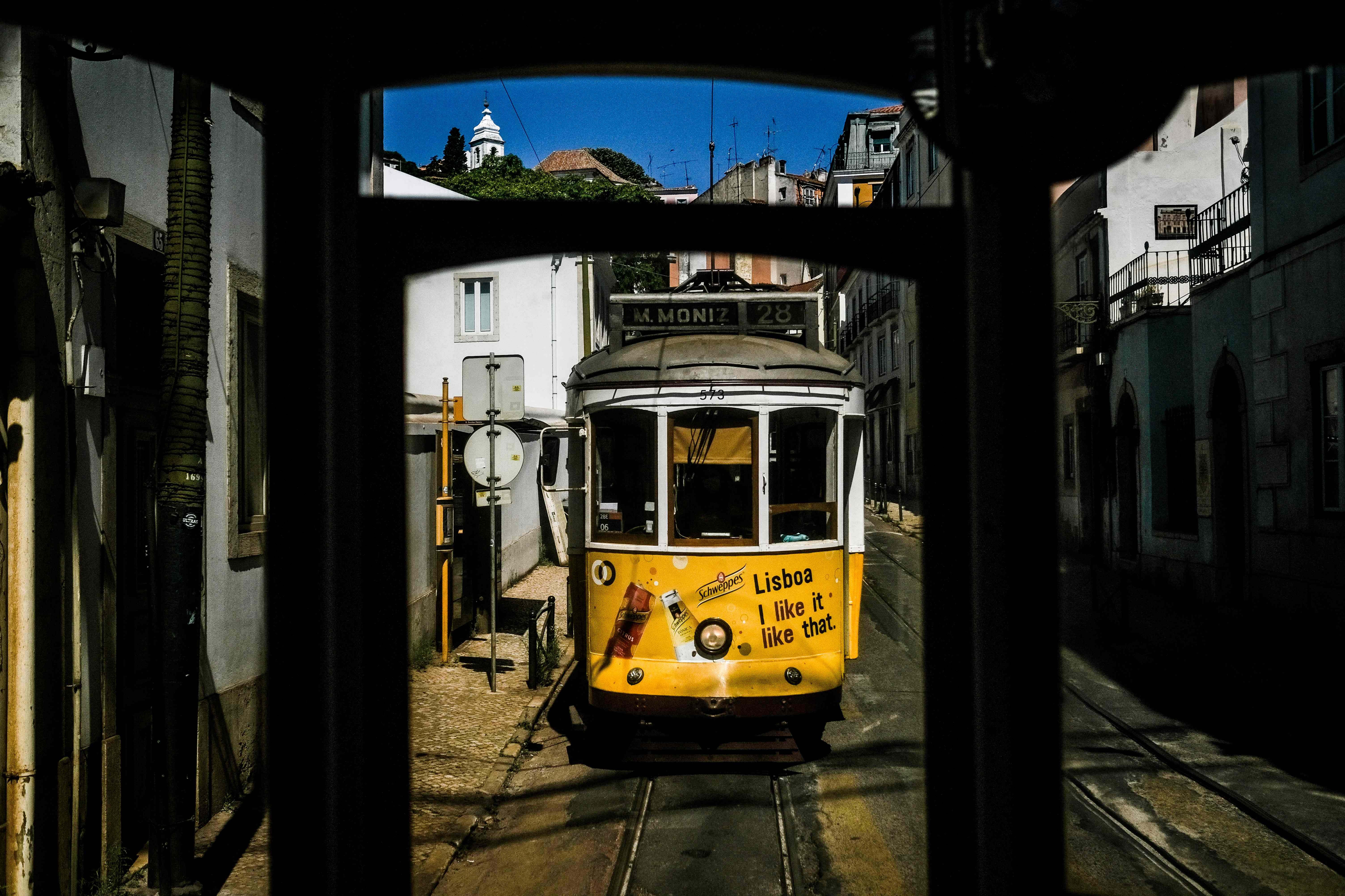 Bondinho em rua da Lisboa