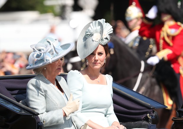 LONDON, ENGLAND - JUNE 09:  Camilla, Duchess Of Cornwall and Catherine, Duchess of Cambridge during Trooping The Colour on the Mall on June 9, 2018 in London, England. The annual ceremony involving over 1400 guardsmen and cavalry, is believed to have firs (Foto: Getty Images)