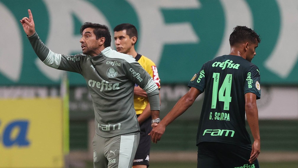 Abel Ferreira e Gustavo Scarpa no jogo do Palmeiras contra a Chapecoense — Foto: Cesar Greco / Ag. Palmeiras