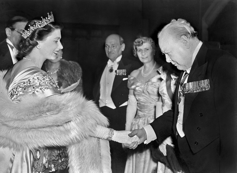 Encontro entre a Rainha Elizabeth II e o primeiro-ministro Winston Churchill — Foto: AFP/Arquivo