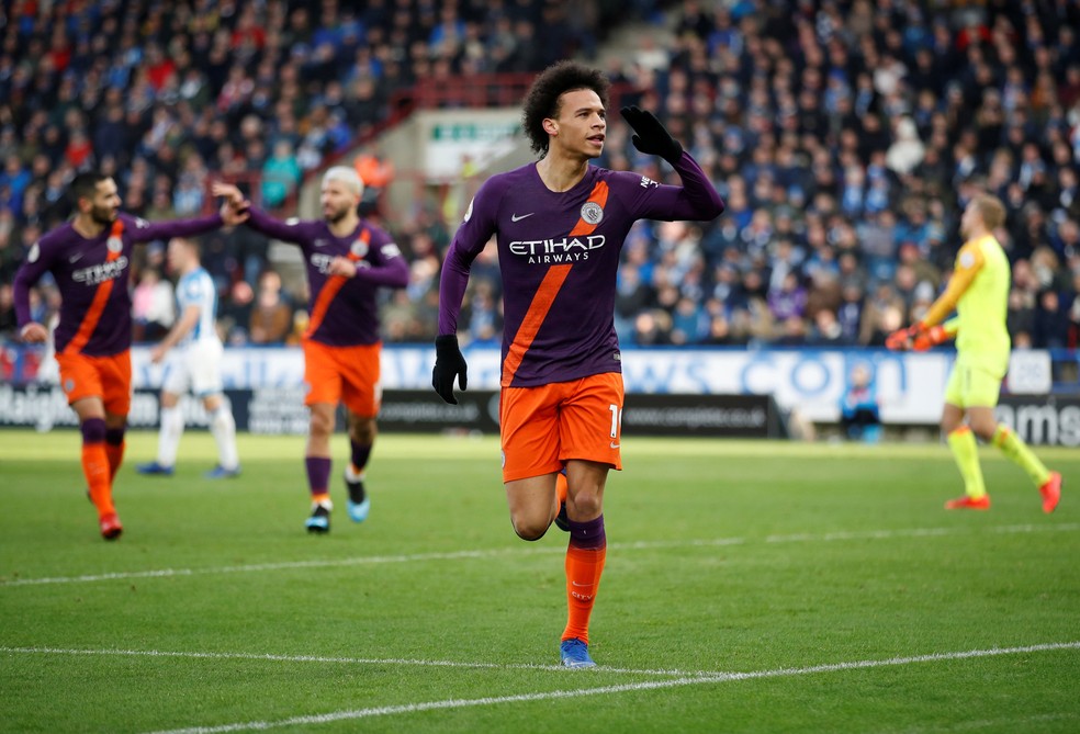 Sané comemora o terceiro gol do Manchester City sobre o Huddersfield — Foto: Reuters