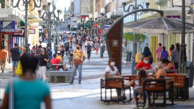 Santa Catarina afrouxou no último dia 22 as restrições da quarentena, fazendo com alguns comerciantes decidissem voltar a abrir seus negócios — mas outros não (Foto: EDUARDO VALENTE/BBC)