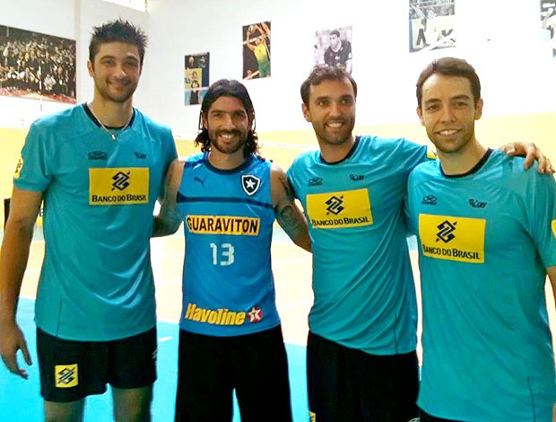 Loco Abreu com Leandro Vissoto, Mauro Júnior e Raphael no treino (Foto: Thales Soares / Globoesporte.com)