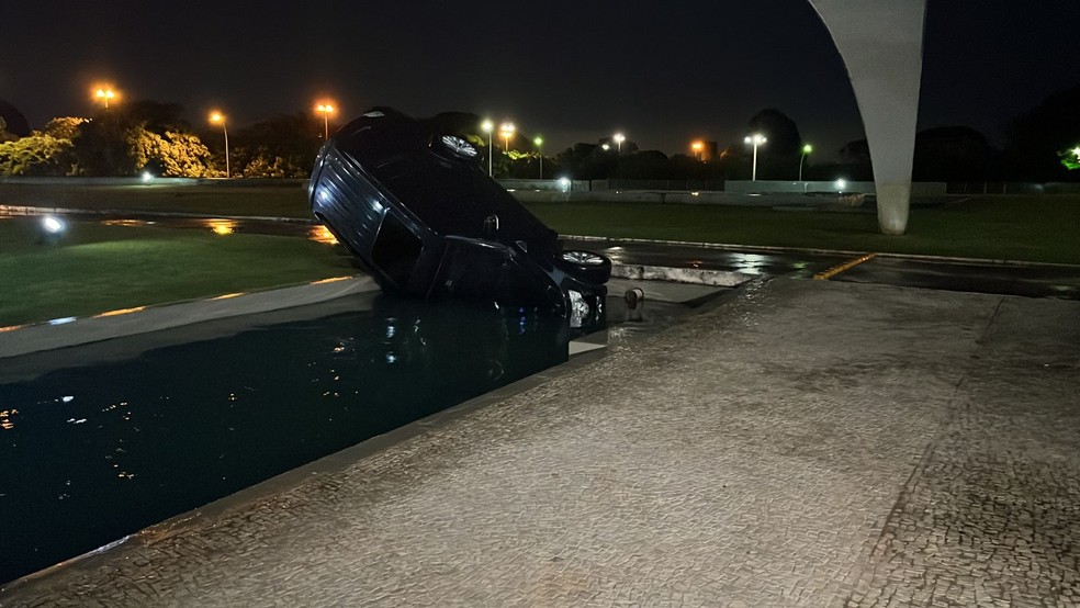 Carro cai dentro do espelho d'água do Palácio do Planalto, em Brasília — Foto: Pedro Gomes 