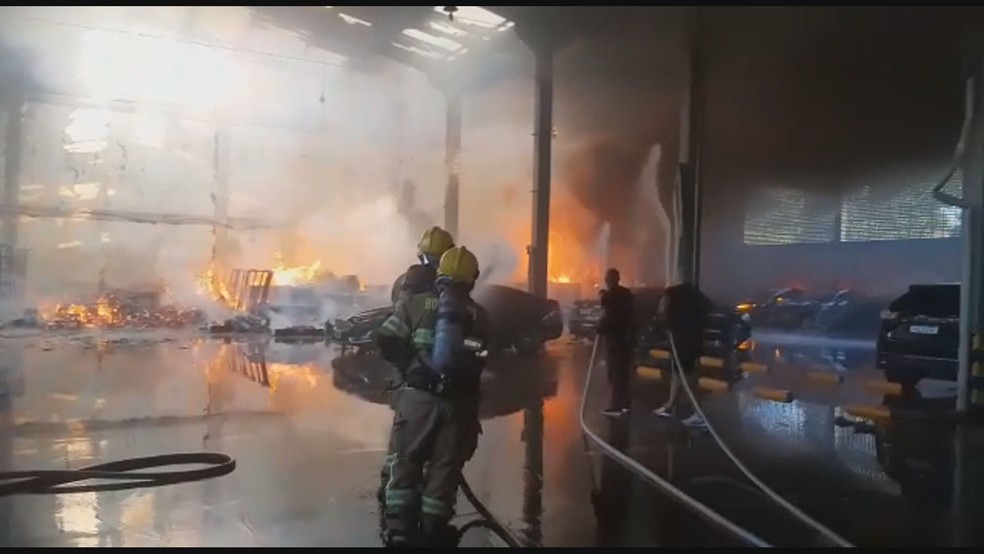 Bombeiros controlam incêndio na garagem do Palácio do Planalto, neste sábado (19), em Brasília — Foto: TV Globo/Reprodução