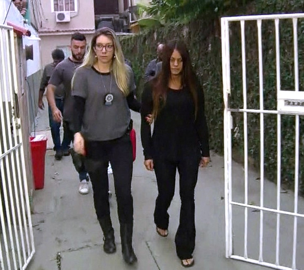 Paty Bumbum é presa em casa, em Curicica (Foto: Reprodução/TV Globo)