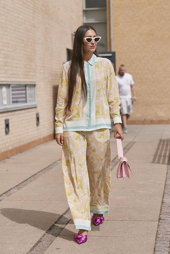 Look tipo pijama no street style (Foto: Pinterest)