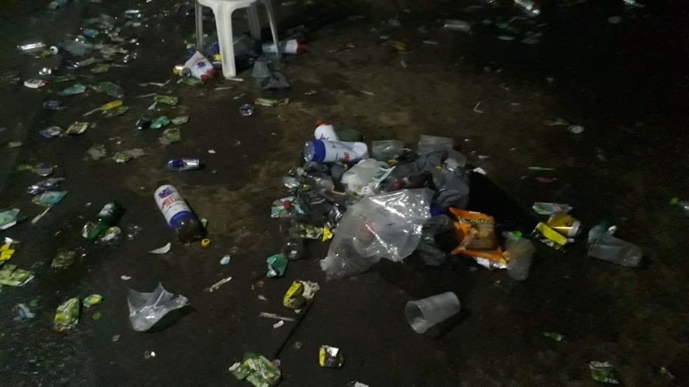 Embalagens de bebidas alco&oacute;licas jogadas no ch&atilde;o ap&oacute;s a dispers&atilde;o da festa clandestina em Limeira &mdash; Foto: Lucas Claro/R&aacute;pido no Ar