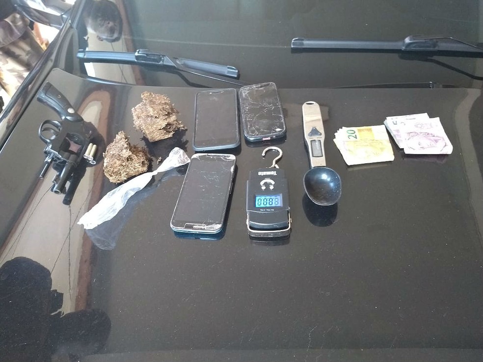 Celulares, arma e drogas foram apreendidas pela PM na Operação "Epílogo" em Juiz de Fora — Foto: Polícia Militar/Divulgação