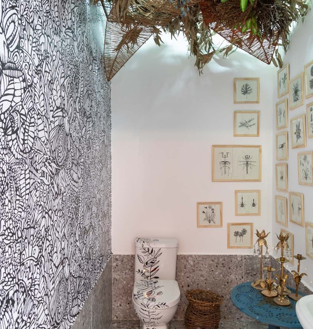 O banheiro, assim como o espaço da galeria, é coberto por arte. Destaque para o lambe lambe da dupla "O Tropicalista" (Foto: Evelyn Muller/Divulgação)
