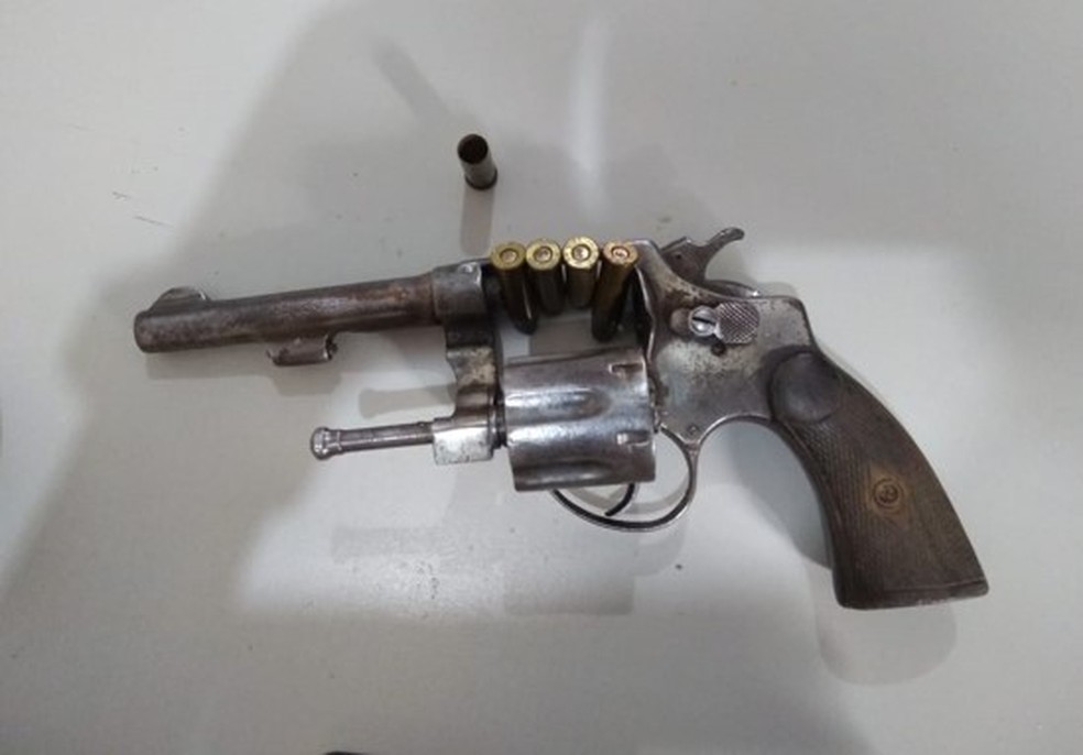 Apesar do laudo da perícia não apontar outra arma, os policiais militares disseram ter apreendido a arma usada pelo suspeito (Foto: Polícia Militar / Divulgação )