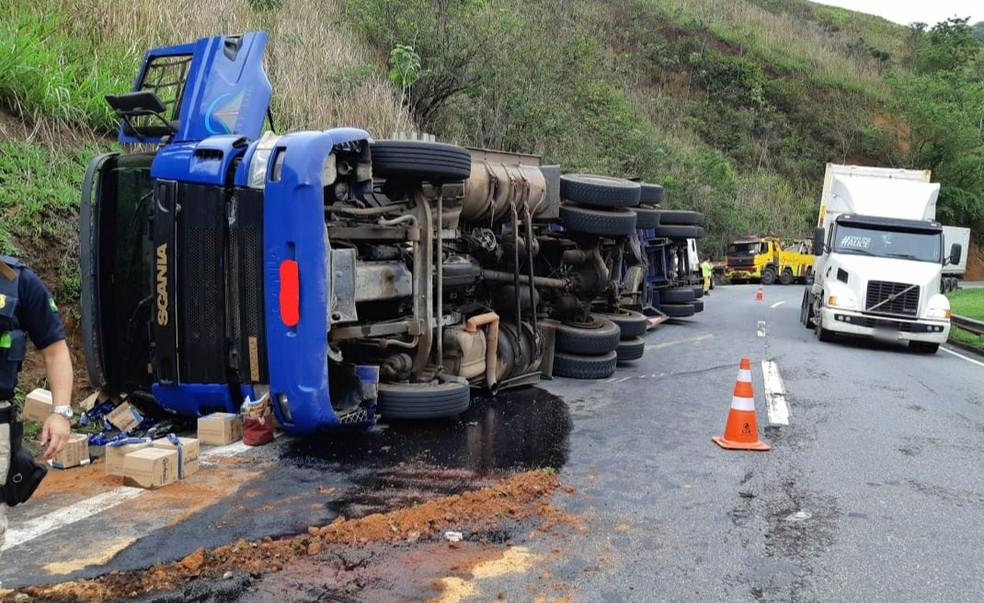 Trânsito ficou lento no trecho do acidente  — Foto: Divulgação/PRF 