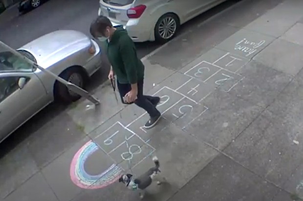 Amarelinha anima pedestres em São Francisco e vídeo viraliza no Brasil (Foto: Reprodução / Youtube)