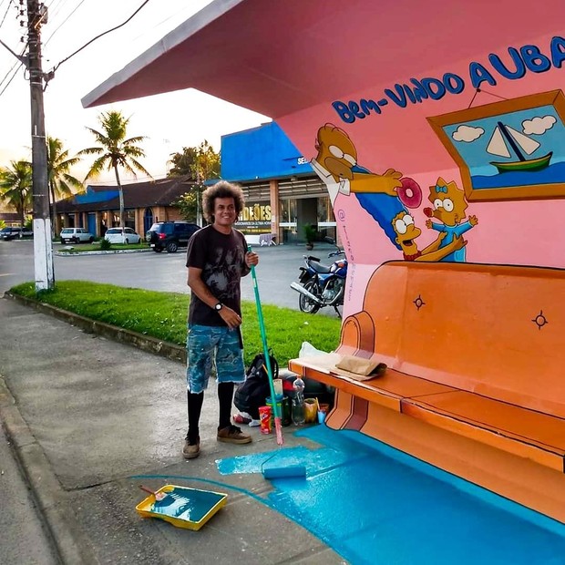 Artistas colocam artes em pontos de ônibus em cidade litorânea (Foto: Divulgação)