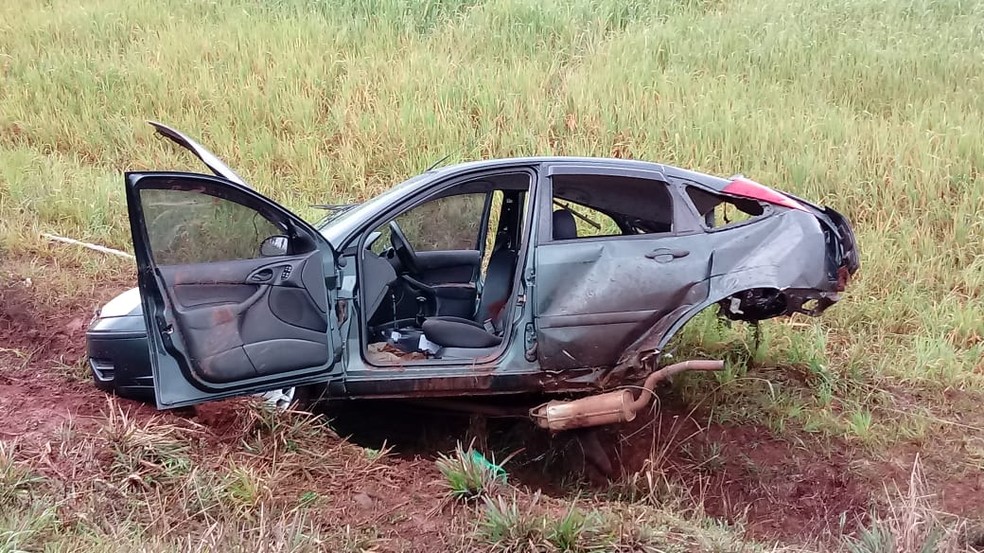 Com o impacto, um dos veículos foi arremessado para fora da rodovia (Foto: Rádio Missões)