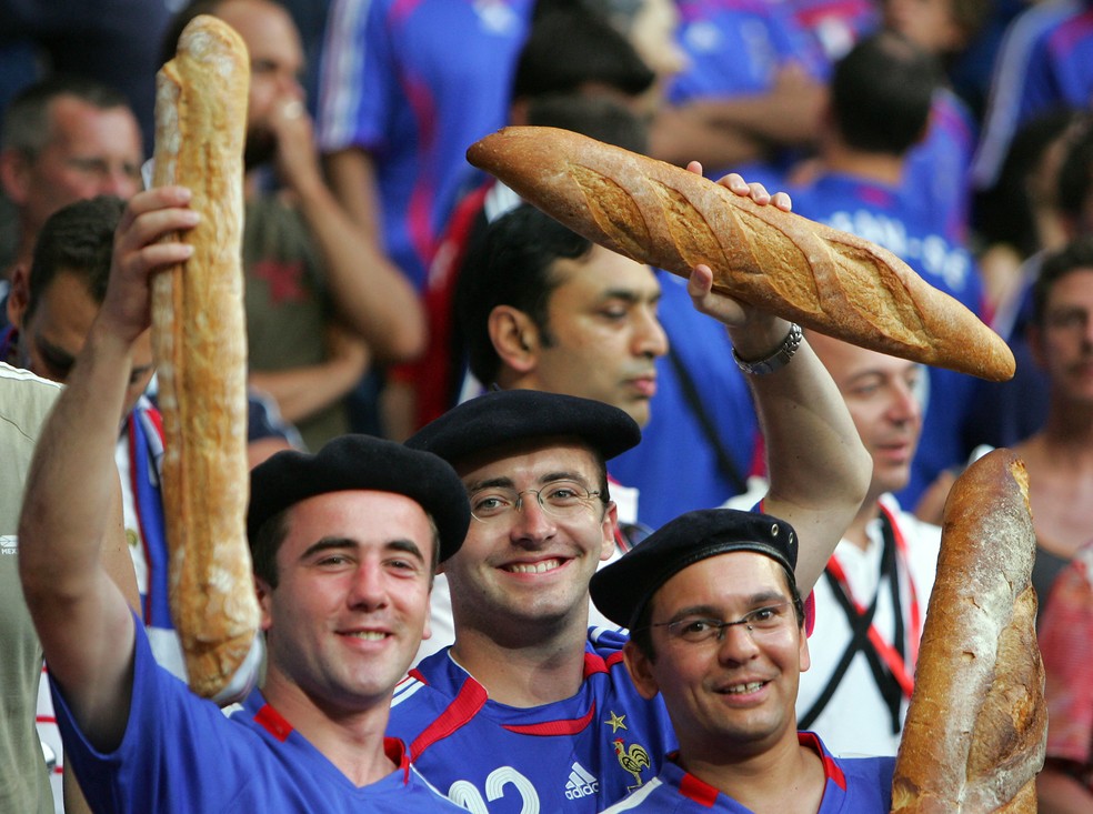 Torcedores franceses nas arquibancadas da Copa do mundo de 2006 mostram baguetes típicas — Foto: ODD ANDERSEN / AFP