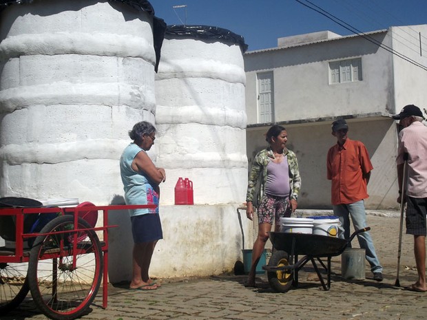 Moradores de Ipueira, no Seridó potiguar, recorrem a caixas comunitárias para conseguir água (Foto: Anderson Barbosa/G1)