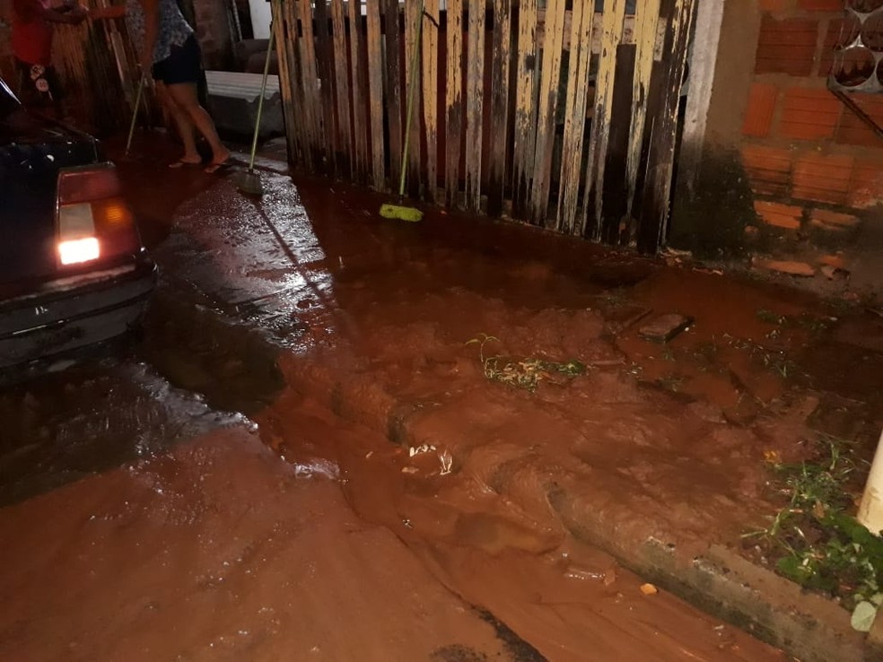 Chuva forte deixa ruas alagadas em Bastos — Foto: Arquivo Pessoal