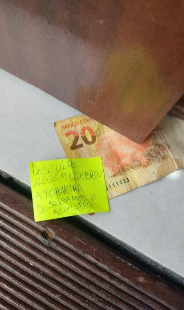 Bilhete anônimo é deixado com dinheiro para conserto de torneira quebrada em empresa de SC: 'Desligamos o registro'