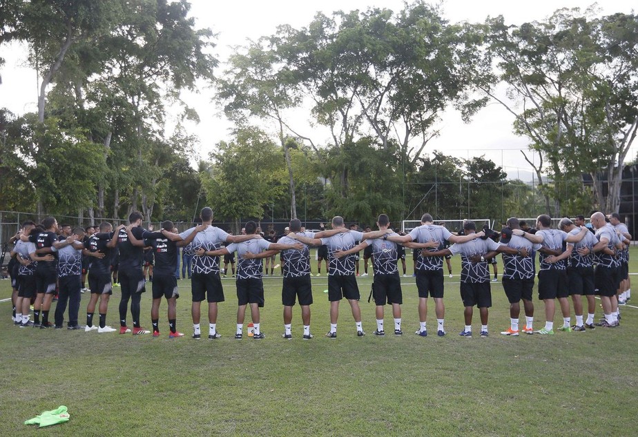 Elenco Do Vasco Faz Roda De Oracao E Treina De Preto Em Sinal De Luto Pelas Vitimas Do Ninho Do Urubu Vasco Ge Globo