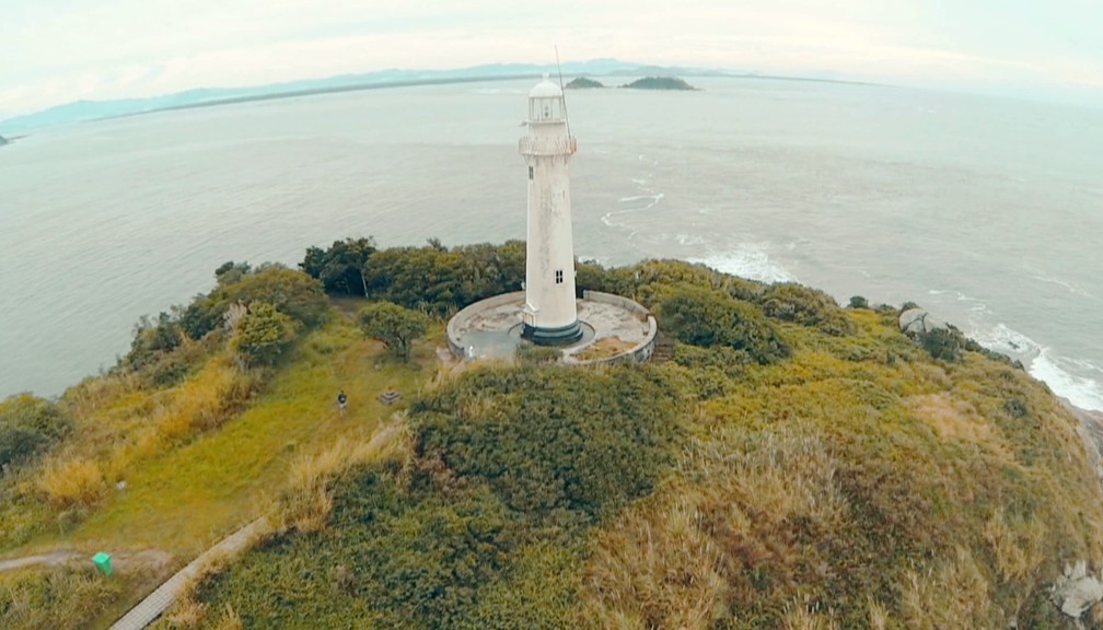Imponente, o Farol das Conchas pode ser avistado de quase todos os pontos da Ilha do Mel  — Foto: Reprodução/RPC 