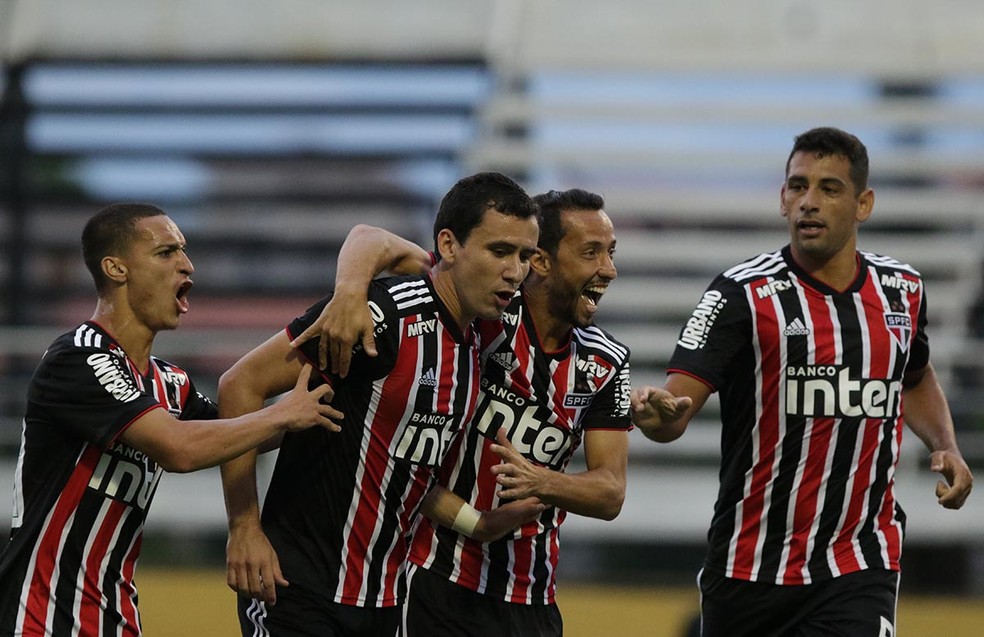 Antony, Pablo, Diego Souza e Nenê comemoram gol do São Paulo contra o Bragantino — Foto: Rubens Chiri / saopaulofc.net